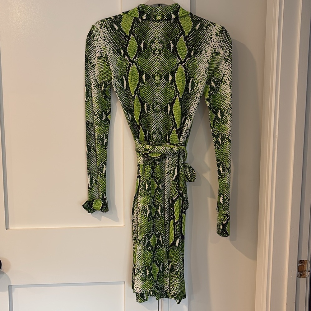 DIANE VON FURSTENBERG Green Printed Silk Wrap Dress Size 00 Like New - Picture 2 of 6